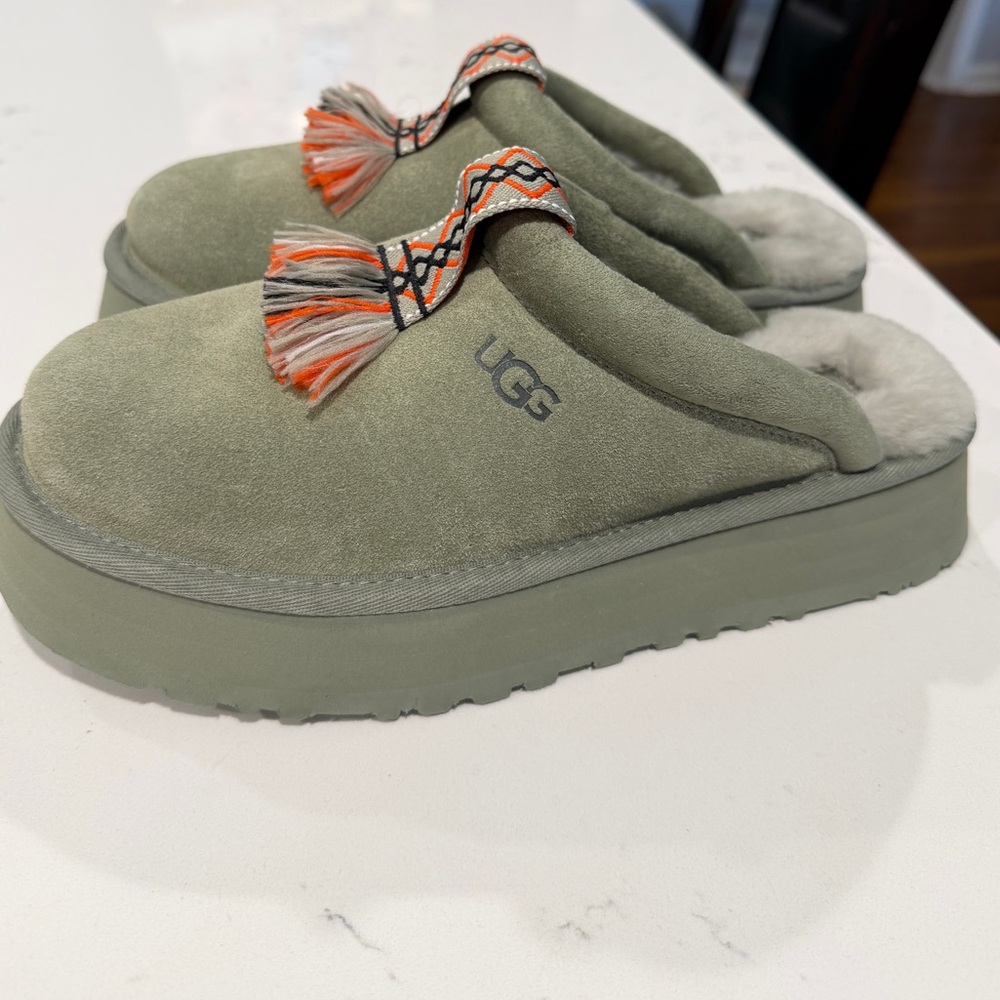 New! UGGS! - Picture 2 of 16